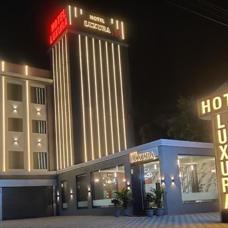 Hotel Luxura, Ахмедабад Екстер'єр фото