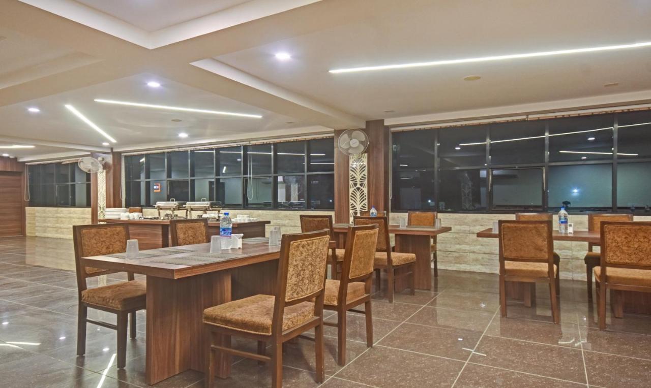 Hotel Luxura, Ахмедабад Екстер'єр фото