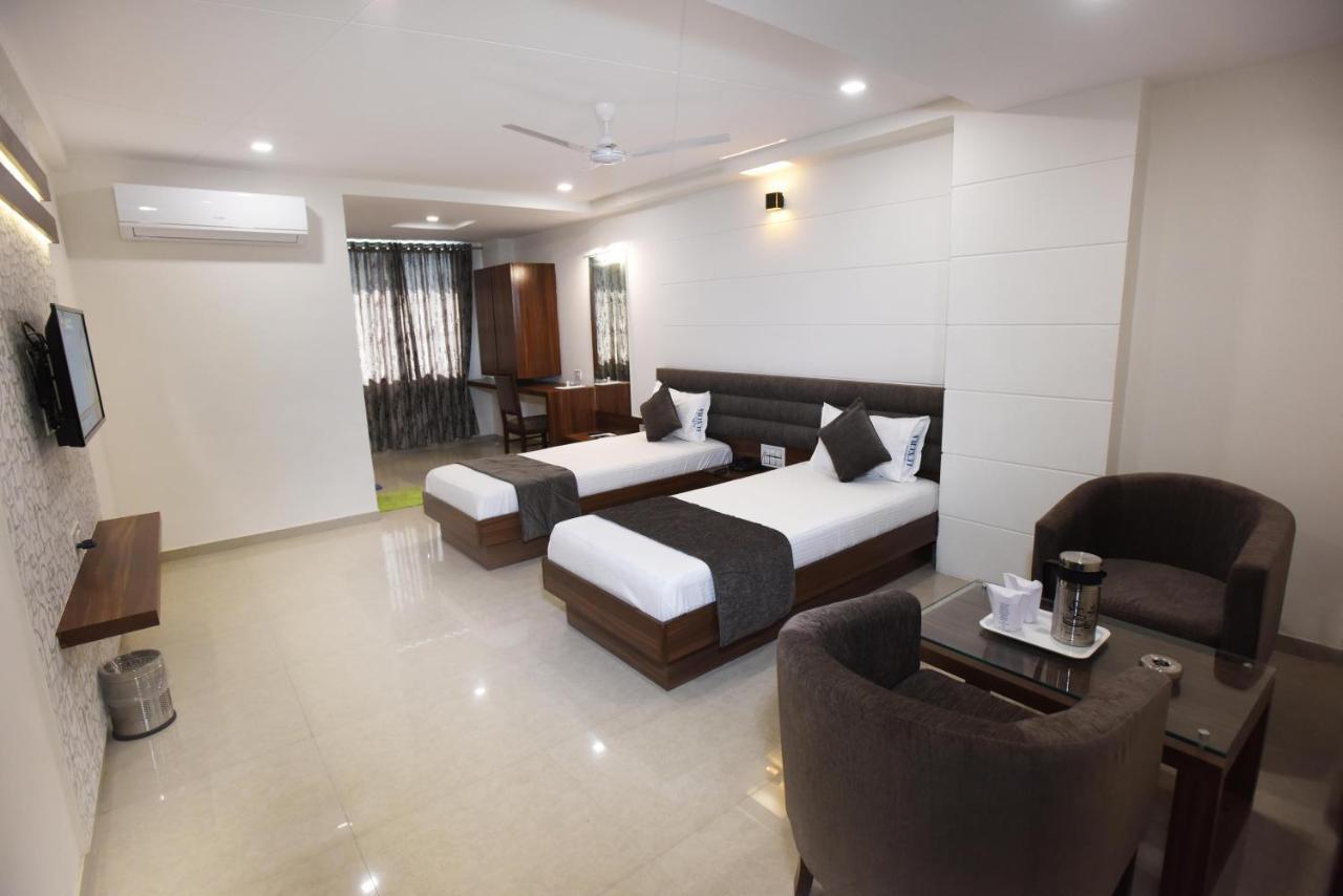 Hotel Luxura, Ахмедабад Екстер'єр фото